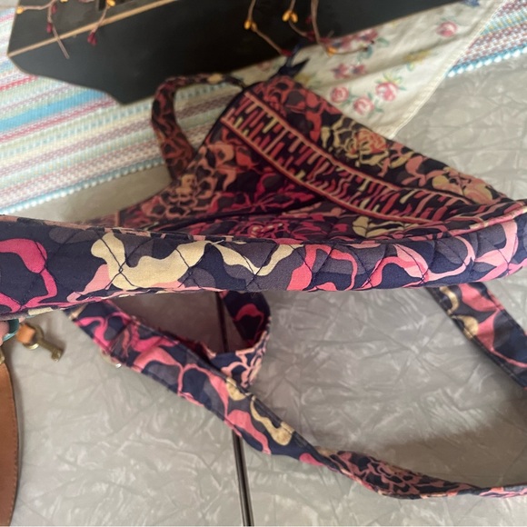 Vera Bradley crossbody Catalina Pink pattern - Picture 3 of 5